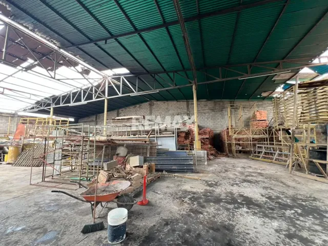 En Alquiler Local Industrial y Galpón Av Pumarrosa Ferre Ancla