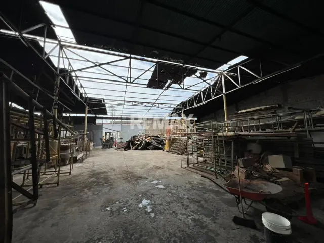 En Alquiler Local Industrial y Galpón Av Pumarrosa Ferre Ancla