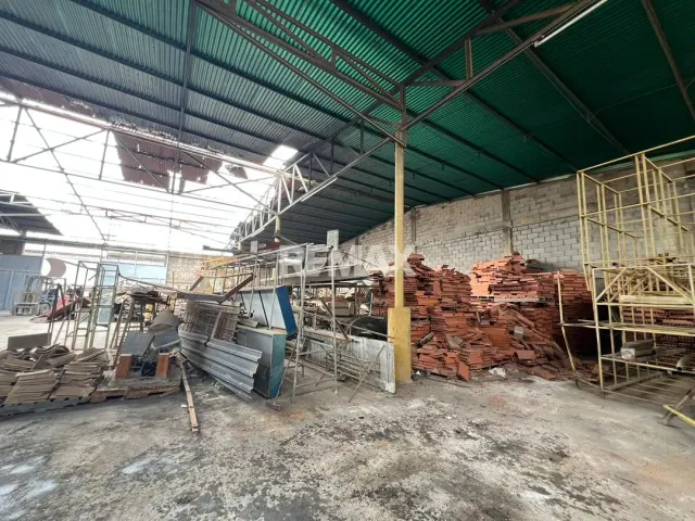 En Alquiler Local Industrial y Galpón Av Pumarrosa Ferre Ancla