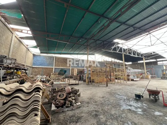 En Alquiler Local Industrial y Galpón Av Pumarrosa Ferre Ancla