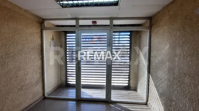 Local comercial de 45 m² en alquiler, con baño y excelente ubicación en Punto Fijo - Foto 1