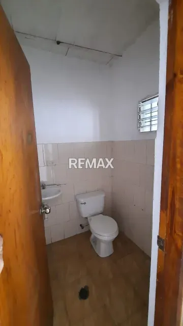 Local comercial de 45 m² en alquiler, con baño y excelente ubicación en Punto Fijo - Foto 4