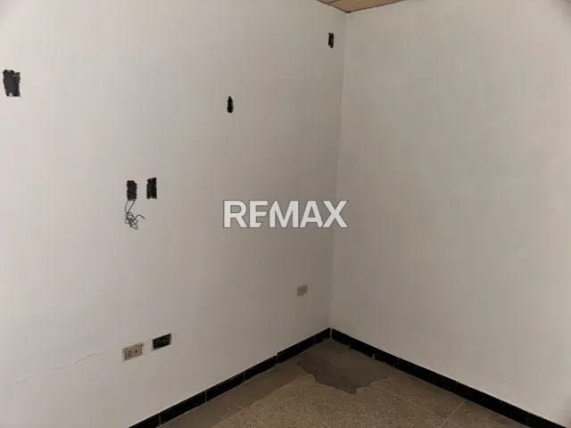 Amplio local comercial de 100 m² en alquiler, con 2 oficinas en el centro - Foto 3