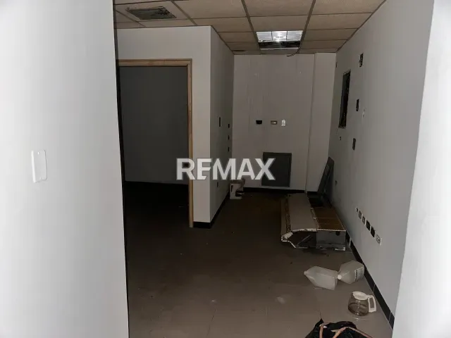 Amplio local comercial de 100 m² en alquiler, con 2 oficinas en el centro - Foto 7