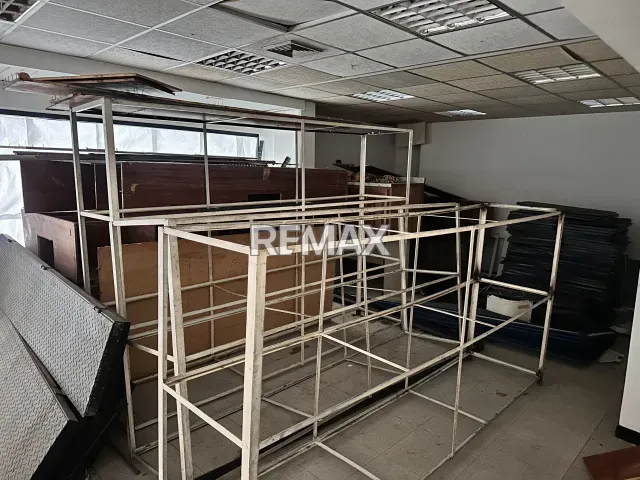 Amplio local comercial de 100 m² en alquiler, con 2 oficinas en el centro - Foto 8