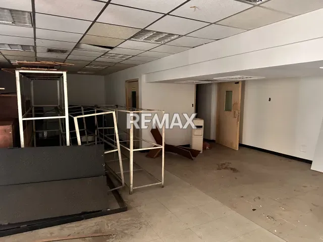 Amplio local comercial de 100 m² en alquiler, con 2 oficinas en el centro - Foto 9