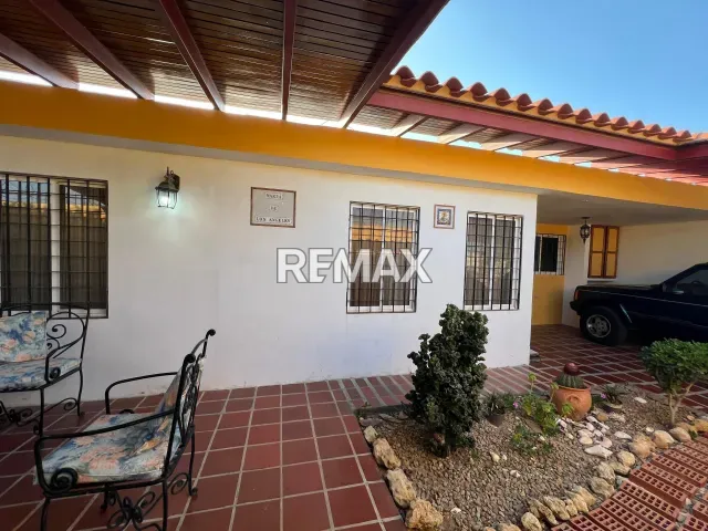 Espectacular TownHouse de 3 hab. y 4 baños en venta, Urb. Maracardón, Punto Fijo - Foto 1