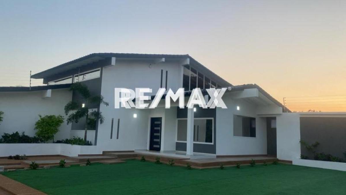 Amplia casa de 3 hab. con jardín y garaje en venta, Judibana La Lagunita. - Foto 2