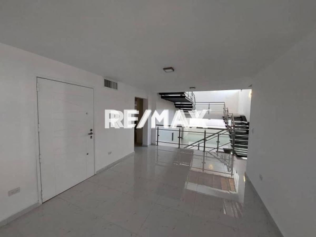 Amplia casa de 3 hab. con jardín y garaje en venta, Judibana La Lagunita. - Foto 4