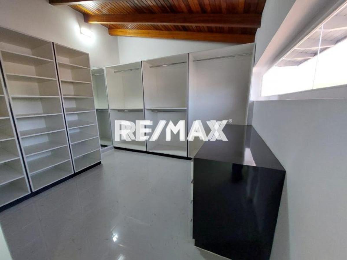 Amplia casa de 3 hab. con jardín y garaje en venta, Judibana La Lagunita. - Foto 13