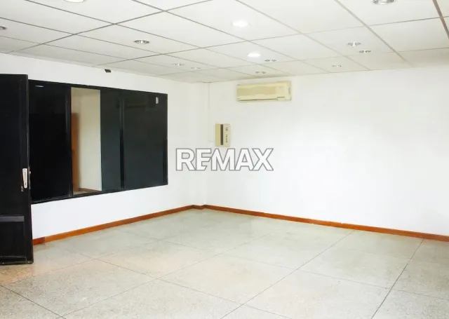 Edificio en alquiler de 140 m² con oficinas y excelente ubicación en Punto Fijo - Foto 3