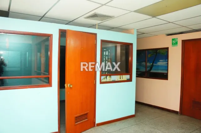 Edificio en alquiler de 140 m² con oficinas y excelente ubicación en Punto Fijo - Foto 6