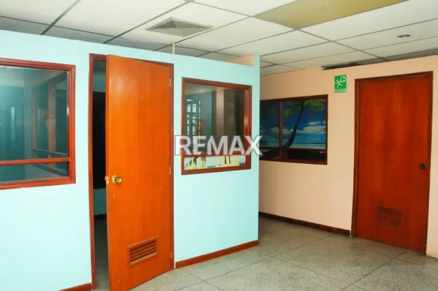 Edificio en alquiler de 140 m² con oficinas y excelente ubicación en Punto Fijo - Foto 8