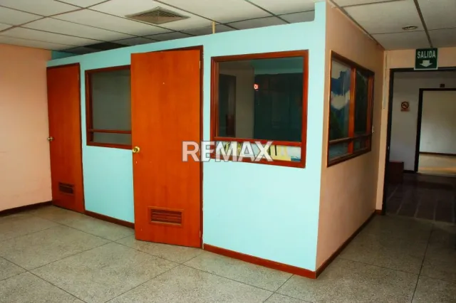 Edificio en alquiler de 140 m² con oficinas y excelente ubicación en Punto Fijo - Foto 9