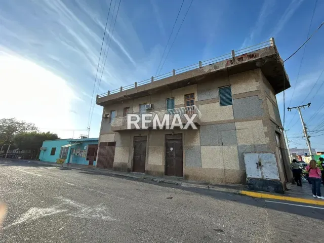 Edificio en venta de 400 m² con 11 hab. y potencial comercial en Punto Fijo - Foto 1