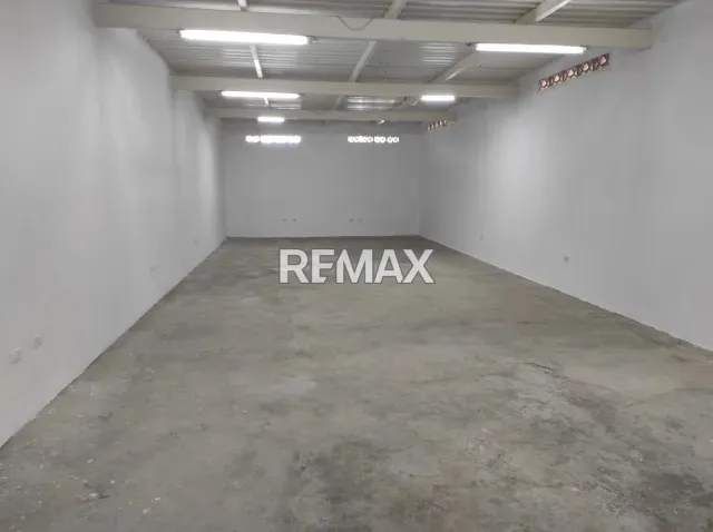 Local comercial de 120 m² en alquiler con oficina y 4 puestos de estacionamiento - Foto 2