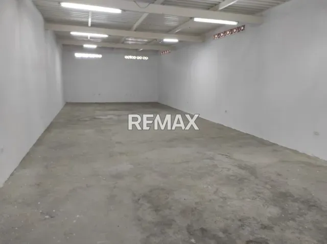Local comercial de 120 m² en alquiler con oficina y 4 puestos de estacionamiento - Foto 3