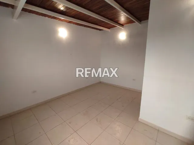 Local comercial de 120 m² en alquiler con oficina y 4 puestos de estacionamiento - Foto 5