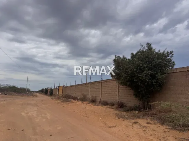 Amplio terreno comercial de 6.800 m² en venta, ideal para galpones en Punto Fijo - Foto 3