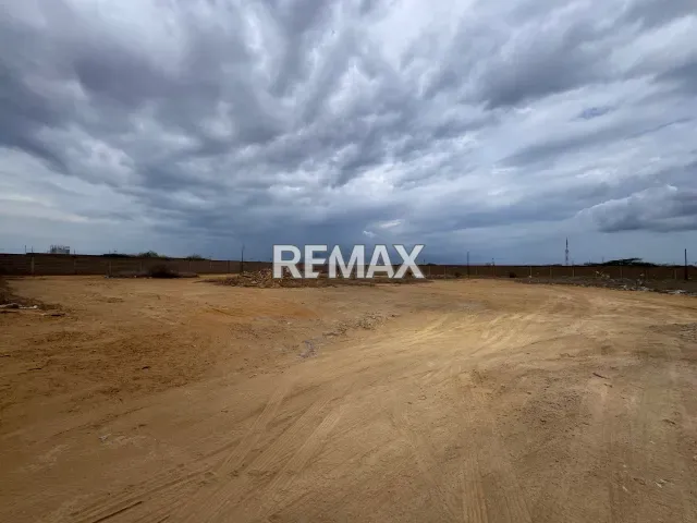Amplio terreno comercial de 6.800 m² en venta, ideal para galpones en Punto Fijo - Foto 5
