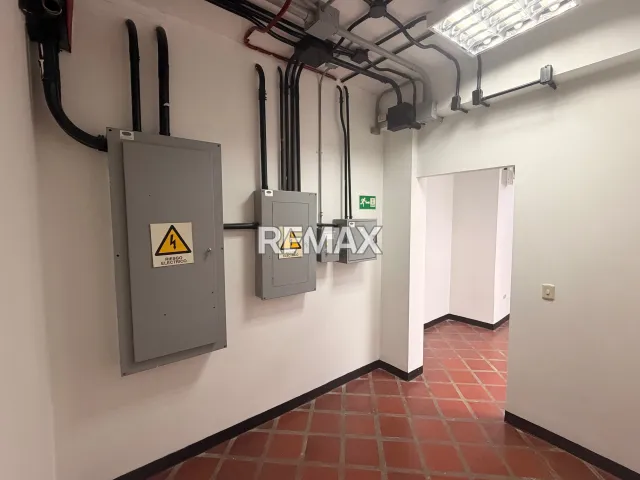 Moderna oficina de 94 m² con 4 estacionamientos en alquiler, Centro de Punto Fijo - Foto 4