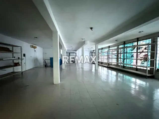 Amplio local comercial de 380 m² en venta, centro de Punto Fijo, alto tráfico - Foto 2