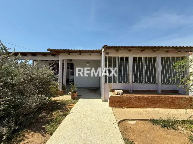 Casa de 5 hab. y anexo independiente en venta, 334 m² en Puerta Maraven, Falcón - Foto 2