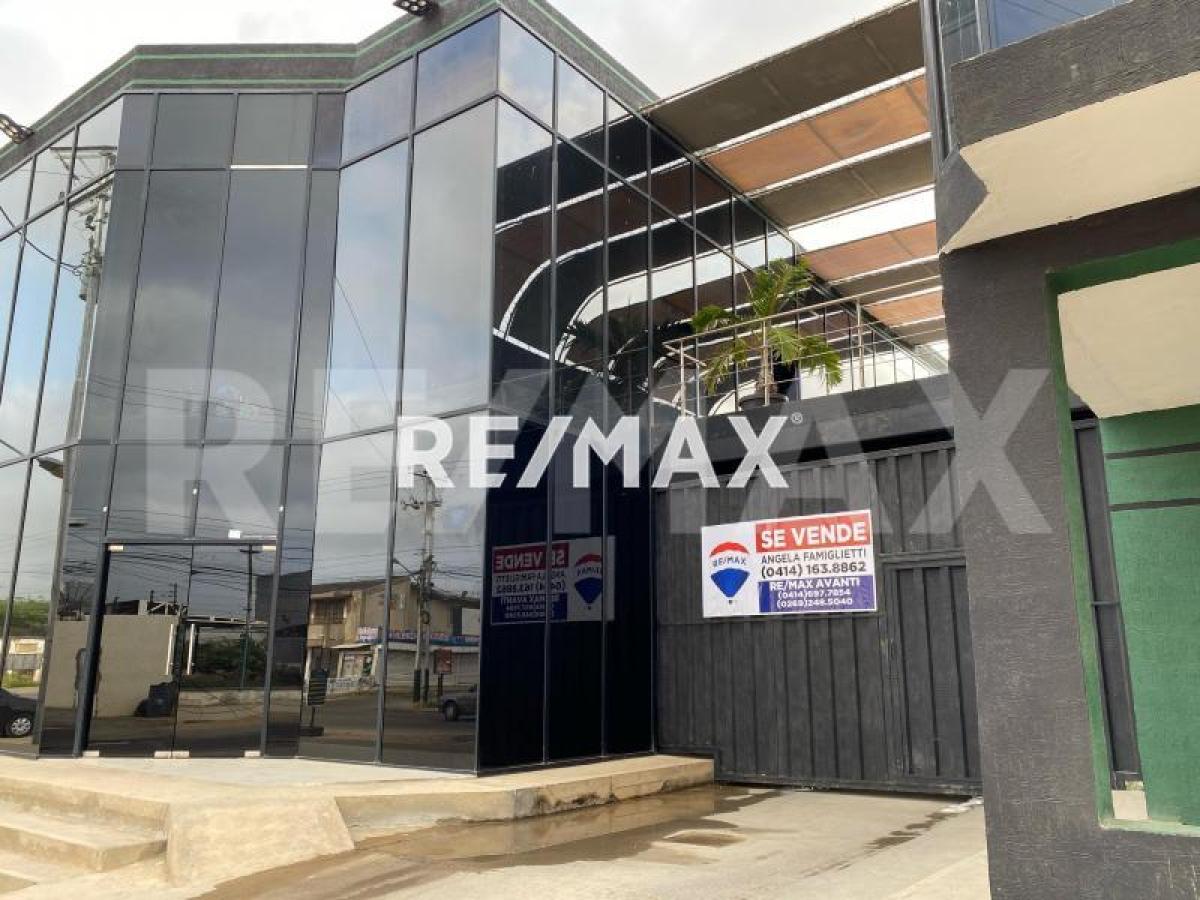 Edificio comercial en venta de 994 m² con 10 locales en La Puerta Maraven - Foto 1