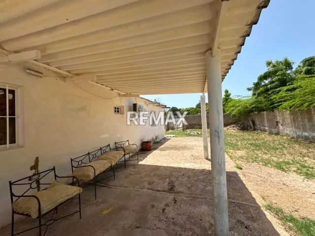 En Venta Casa o TownHouse calle el estadio de frente al estadio parroquia adicora, Adícora, Falcón, VEN - Foto 2