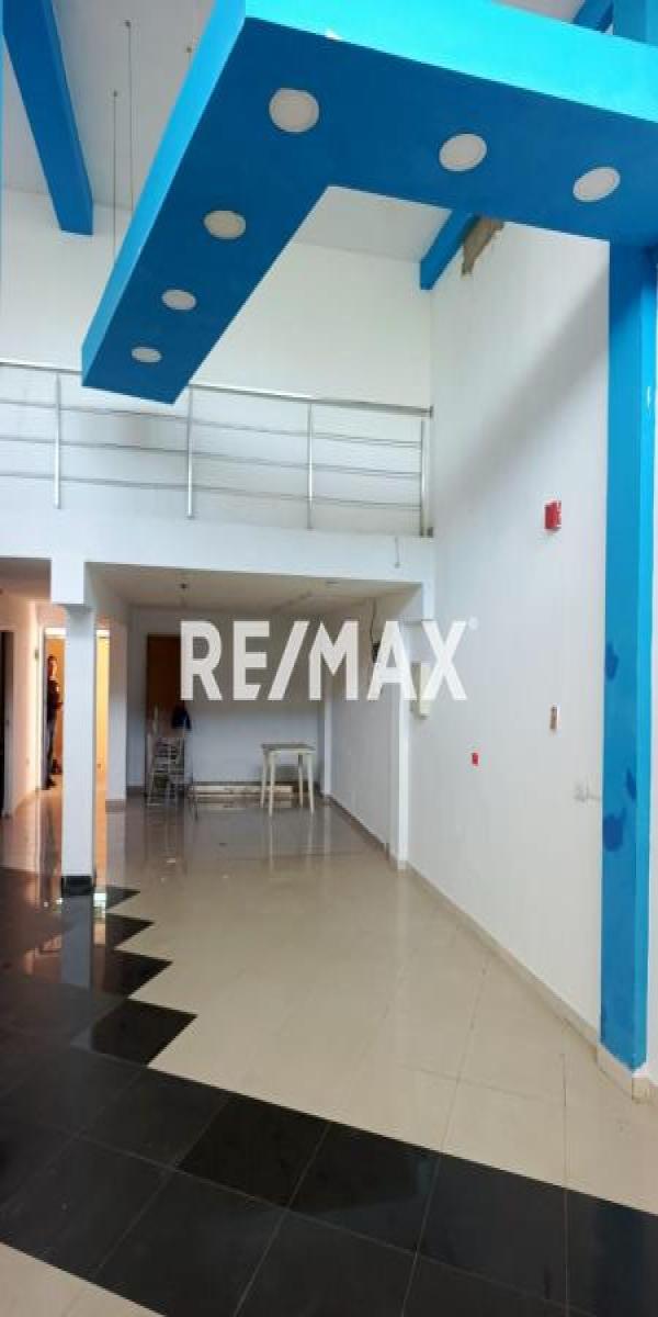 En Venta Local Comercial Av. Ollarvides, Puerta Maraven, Punto Fijo, Carirubana, Falcón, VEN - Foto 3