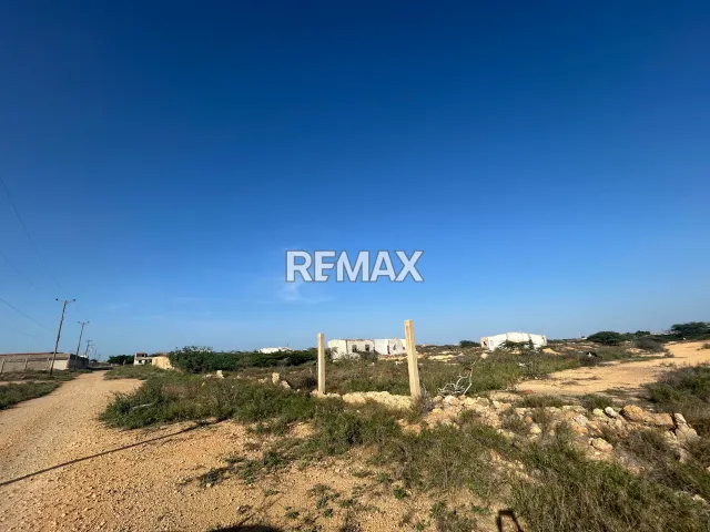 Espectacular Oportunidad de Inversion, Parcela de 200m2, con Bienhechuria ubicada en La Floresta, Urbanizacion Puerta Maraven, para uso Residencial. - Foto 1